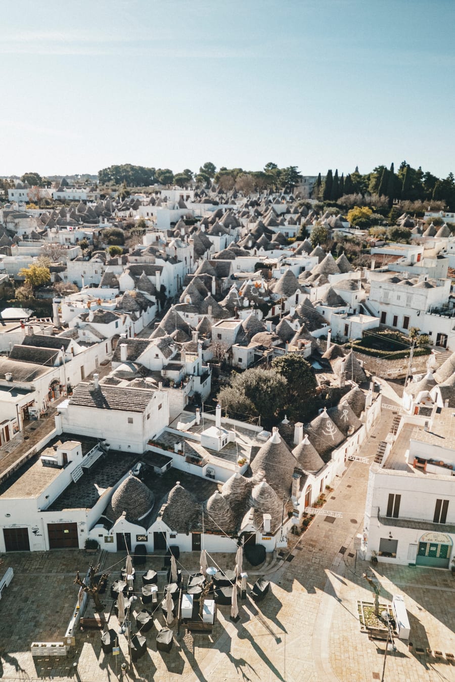 Alberobello dall’alto, un mare di coni di pietra dei trulli