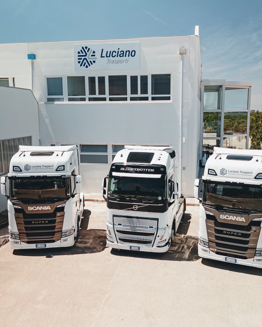 I tre trattori stradali di Luciano Trasporti schierati davanti alla sede