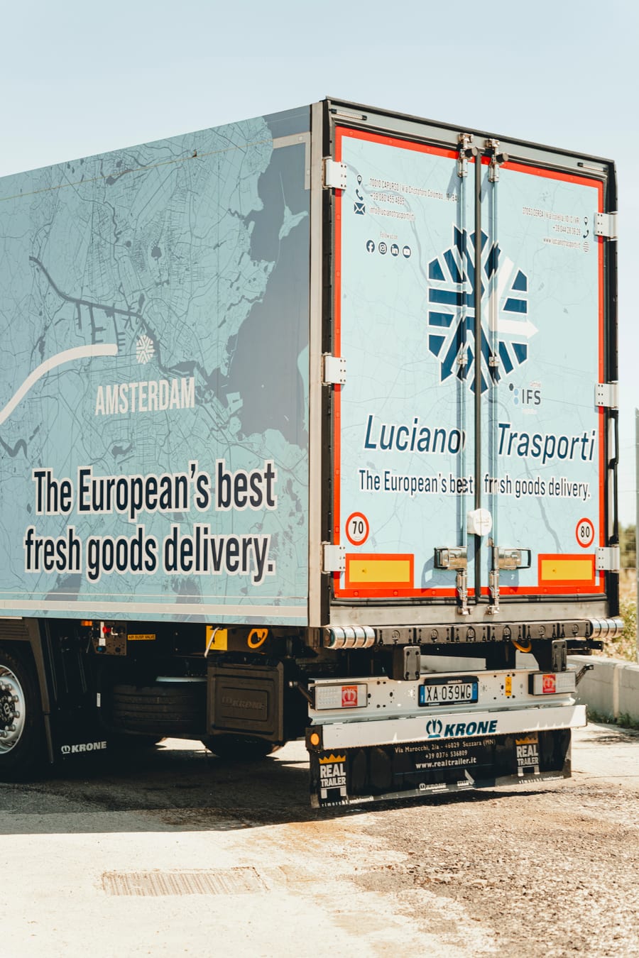 Il retro di un semirimorchio frigo, con la mappa d’Europa stampata sul fianco e la scritta «The European’s best fresh goods delivery»