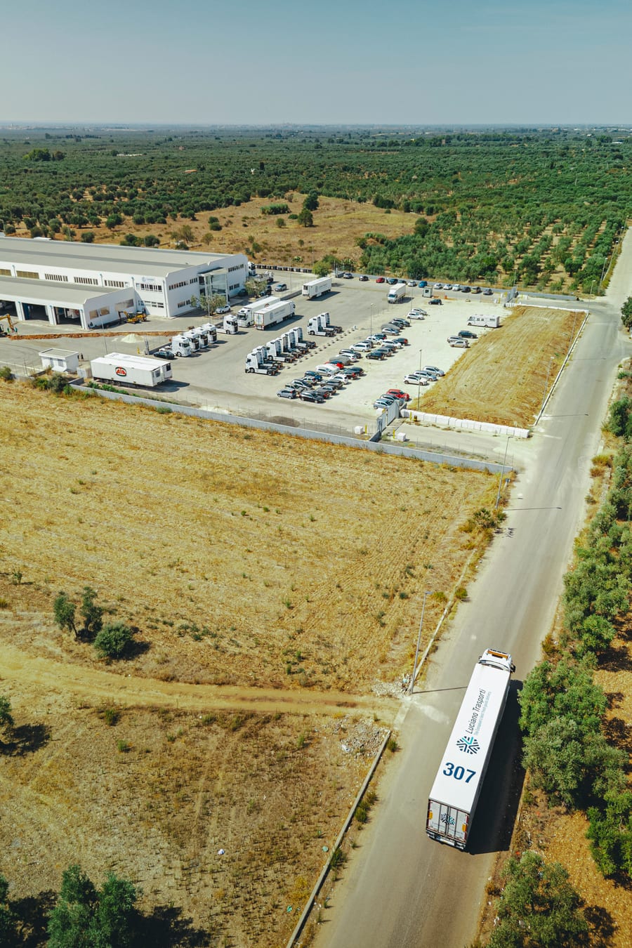 Lo stesso semirimorchio dall’alto, sulla strada che corre accanto alla piattaforma logistica fra i campi