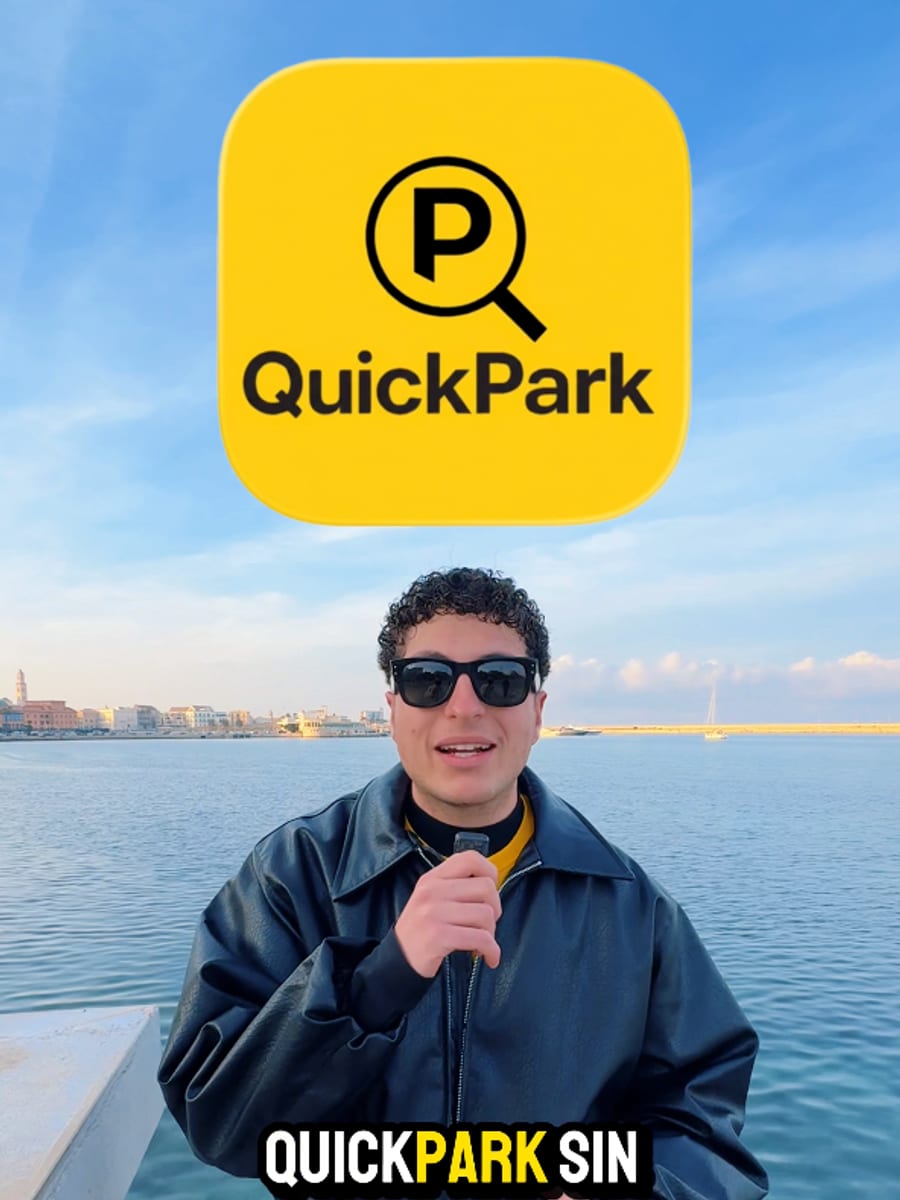 Il fondatore di QuickPark davanti al lungomare di Bari, con il marchio dell’app sopra di lui