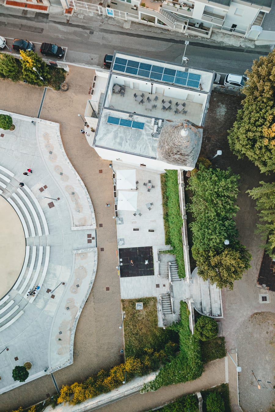 Il complesso visto dall’alto, fra l’anfiteatro di pietra chiara e gli alberi