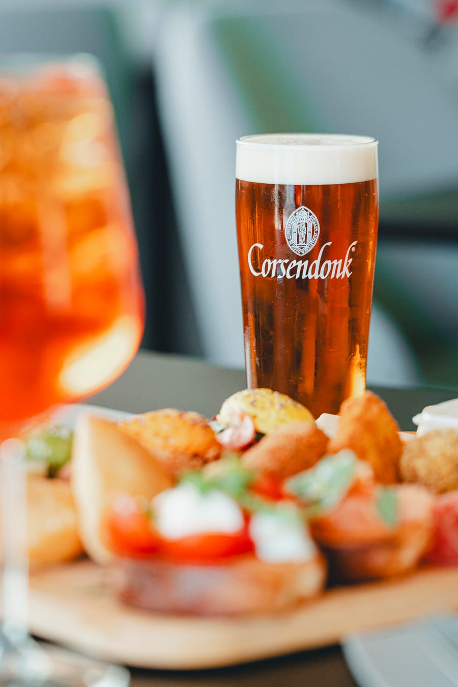 Una birra alla spina accanto al tagliere di fritti e bruschette